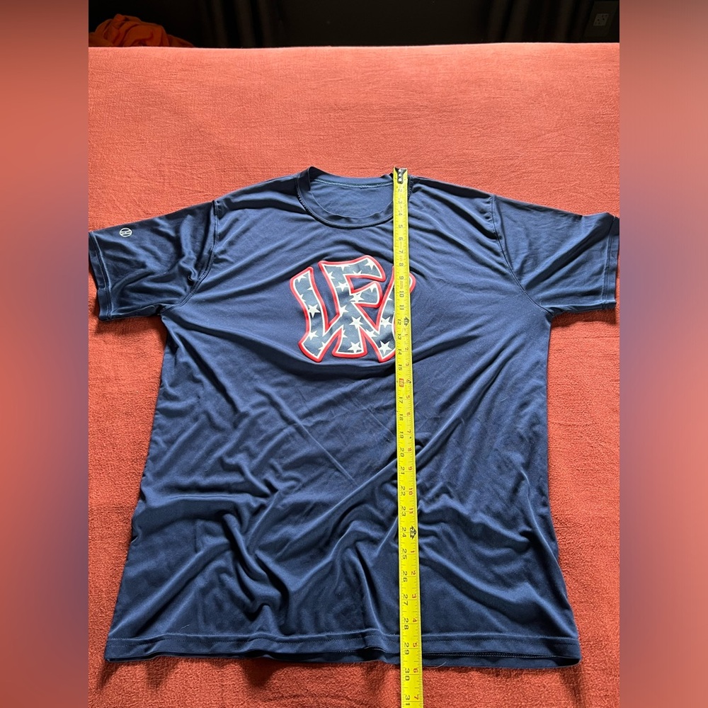 Men’s athletic shirt with graphic. - Picture 5 of 7